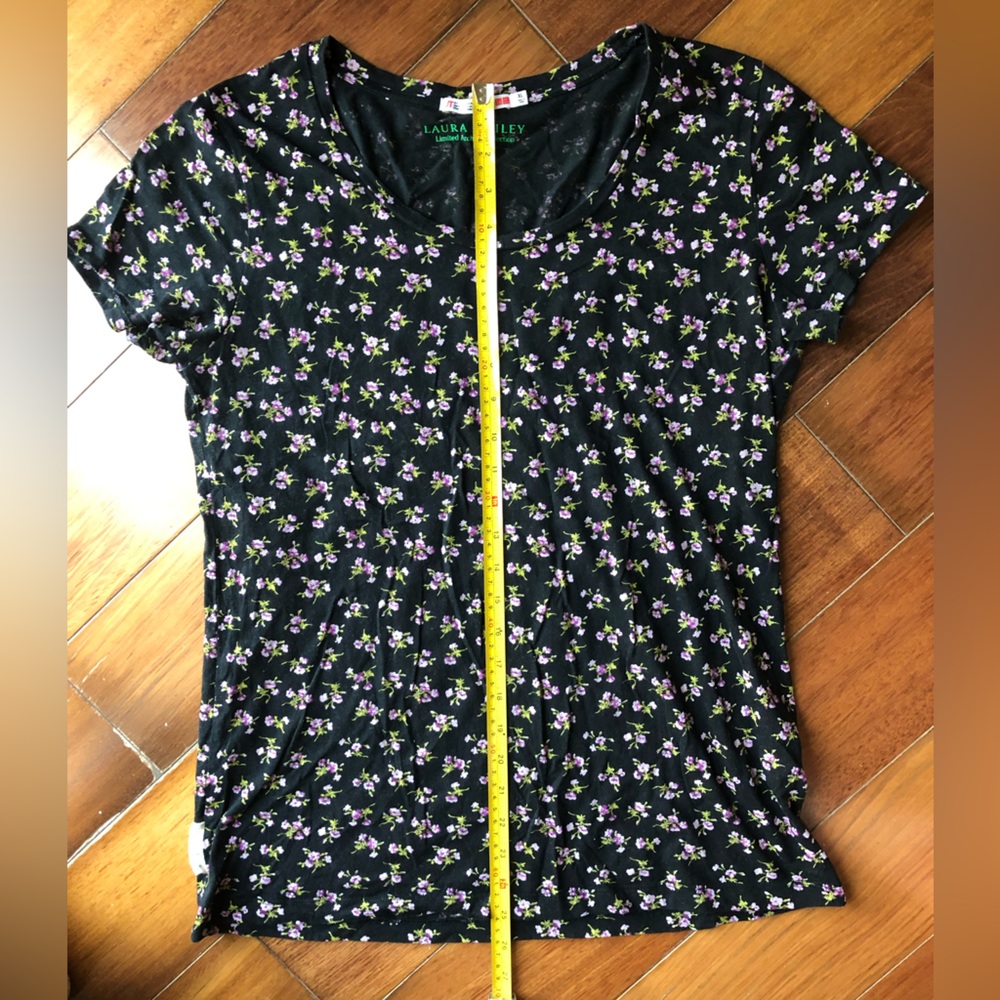 Uniqlo x Laura Ashley Limited Archive Collection T-Shirt - Picture 10 of 12